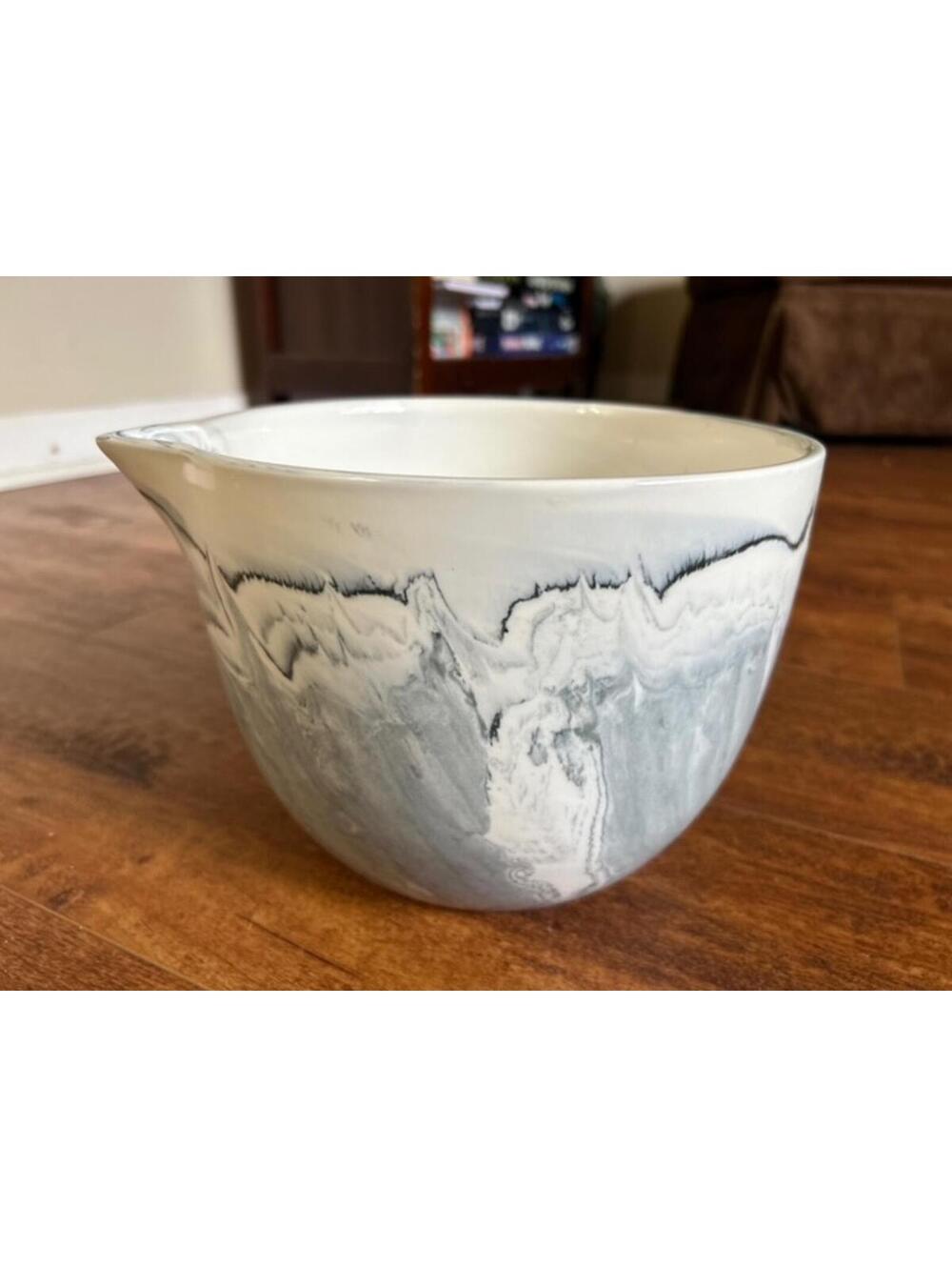 Ciroa Marbled Ceramic Mixing Bowl with Pour Spout made of Bone China